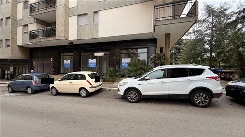 Locale commerciale angolare con 4 vetrine, giardino e cortile, zona ospedale